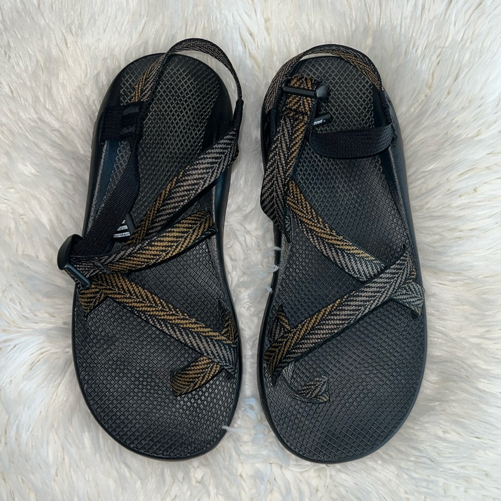 🔹 Chaco Classic Sandals